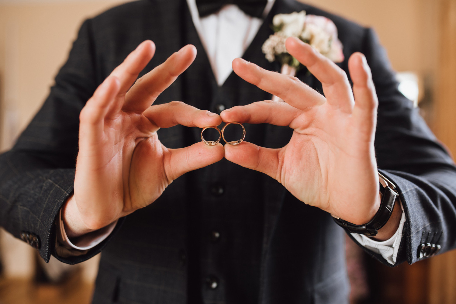 Cincin Tunangan Sekaligus Cincin Pernikahan, Apakah Bisa? Ini Jawabannya!