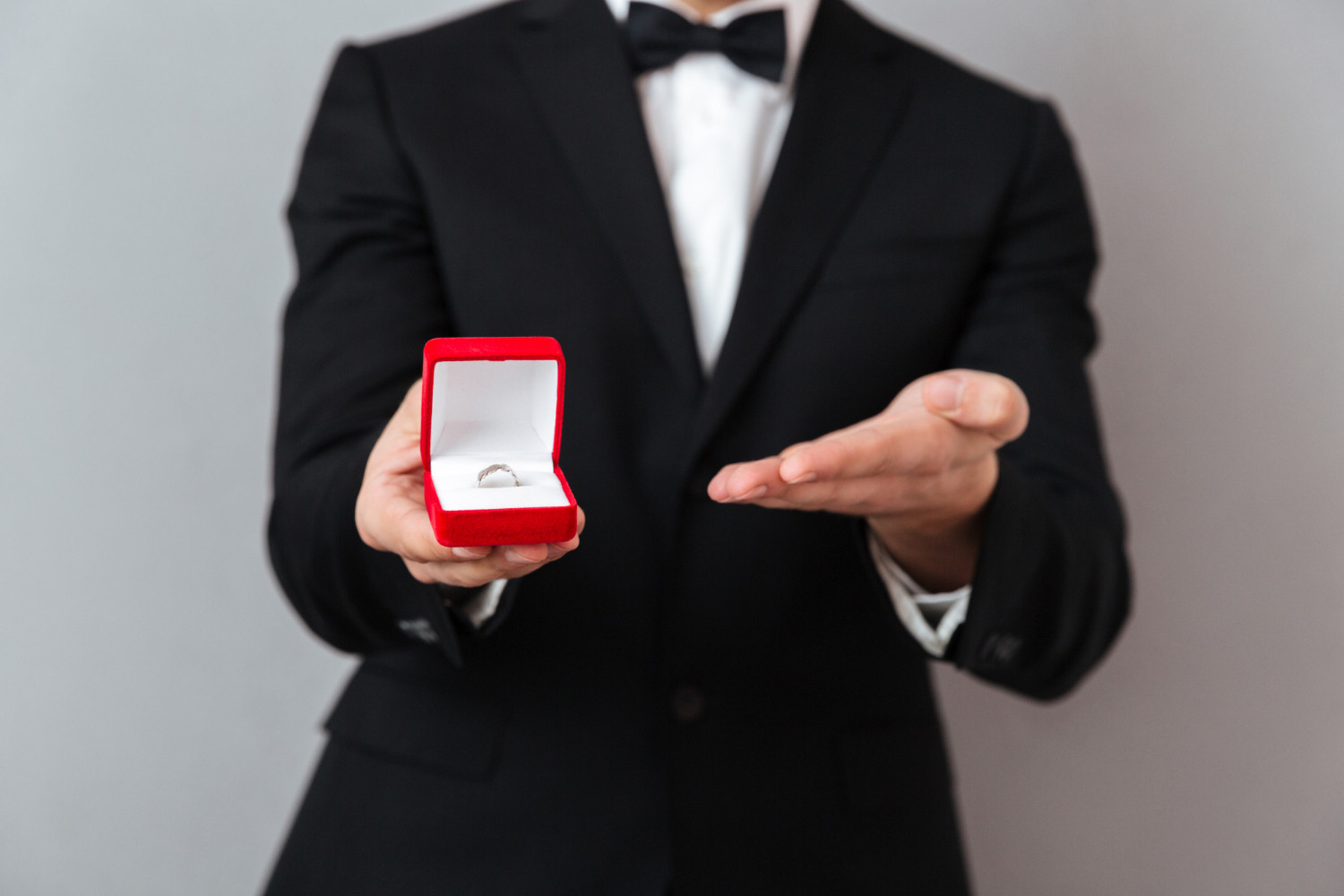Harga Cincin Tunangan: Sesuaikan dengan Budget dan Kebutuhan Kamu