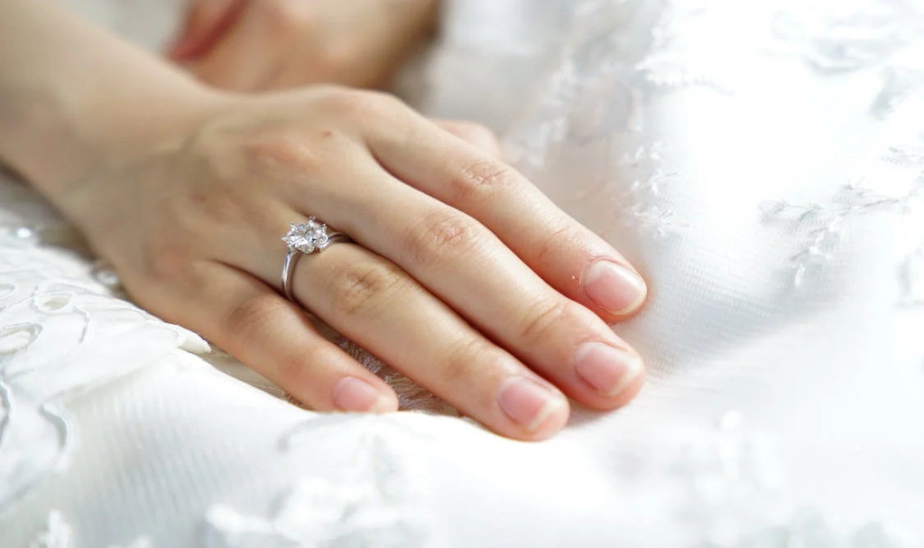 Cincin Tunangan Harus Dipakai di Tangan Mana?