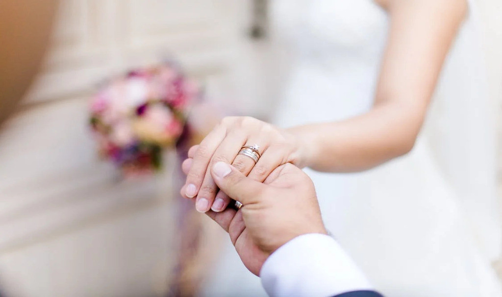 Beli Cincin Tunangan, Panduan Lengkap untuk Waktu Terbaik dan Tips Memilihnya