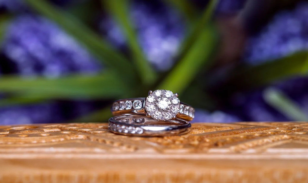 Kenapa Cincin Tunangan Biasanya Berlian?