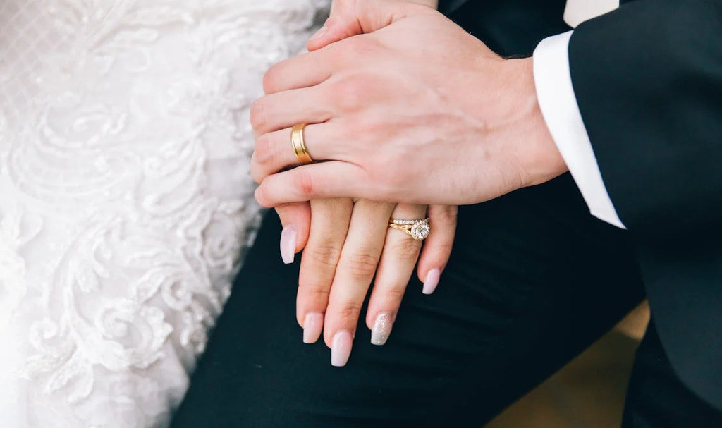 Cincin Tunangan Custom vs Ready Stock : Mana yang Lebih Baik?