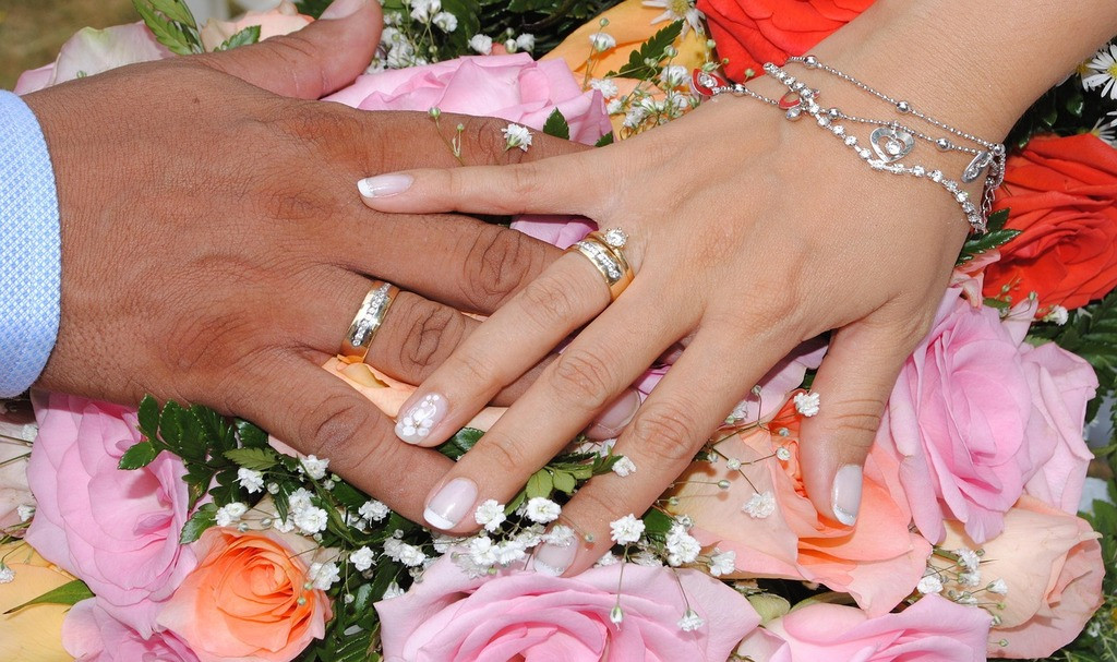 Bagaimana Memilih Cincin Lamaran yang Cocok dengan Bentuk Jari?