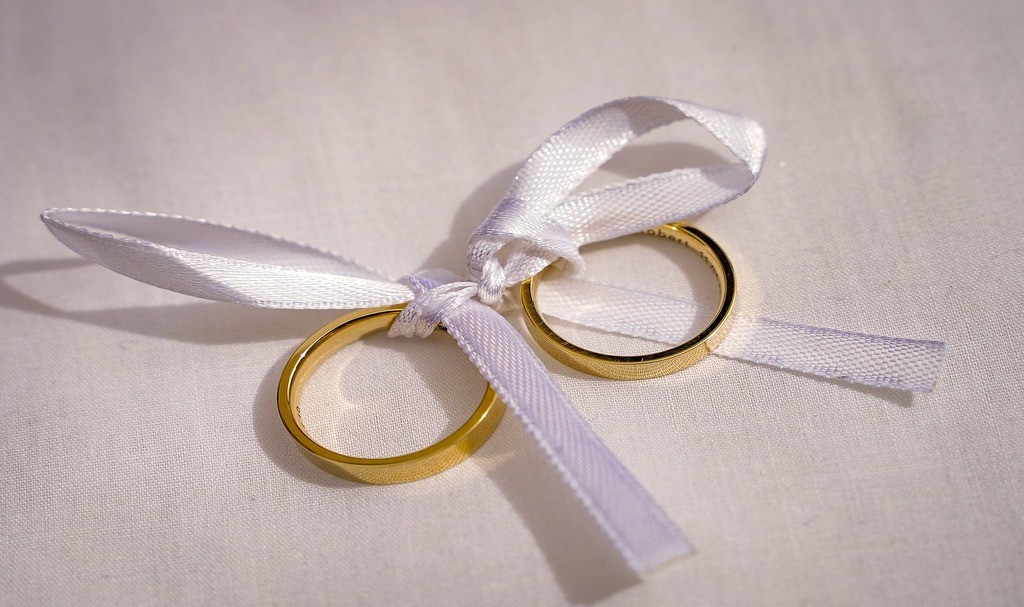 Jenis Bahan Cincin Pernikahan: Emas, Platinum, Palladium, dan Alternatif Lainnya