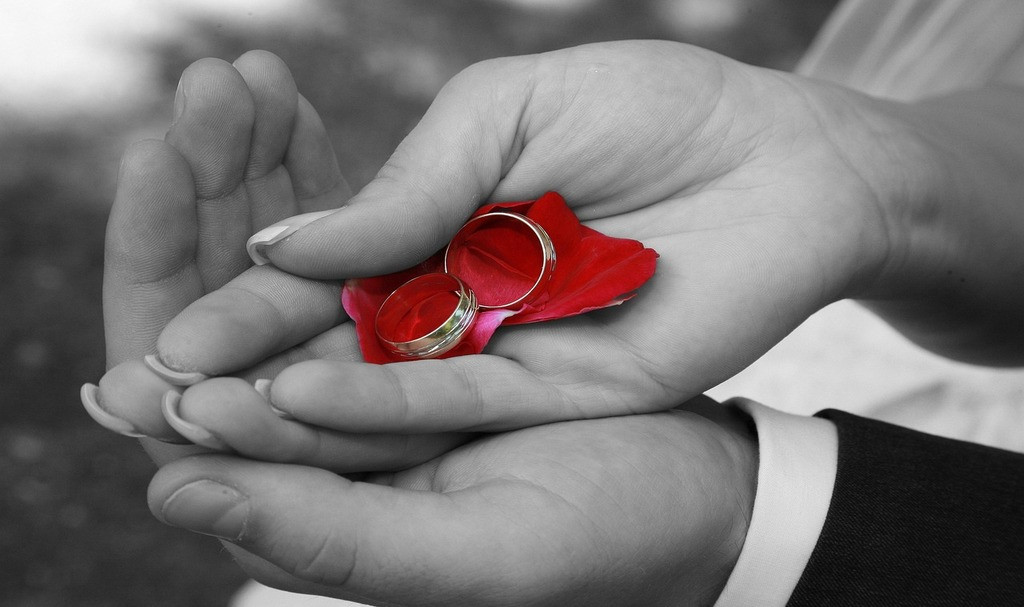Cincin Pernikahan Couple: Haruskah Sama atau Boleh Berbeda?