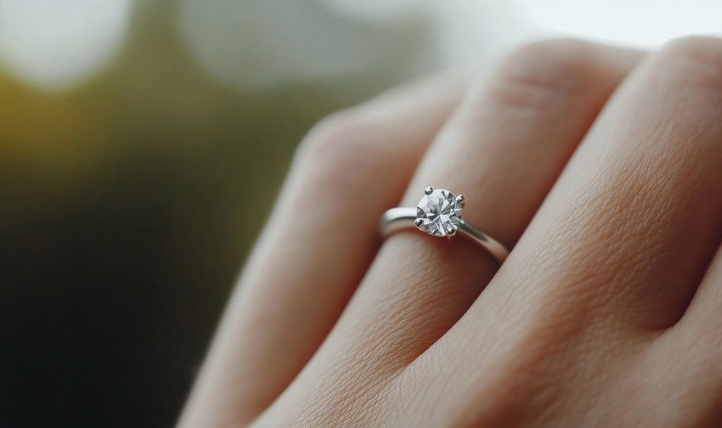 Tren Cincin Engagement Lab Grown Diamond : Kilau Cinta Modern yang Ramah Lingkungan